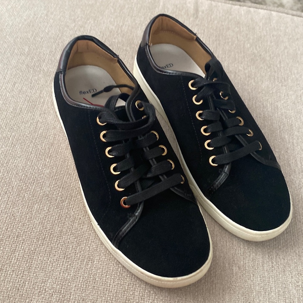 Women Vionic Tennis shoes.